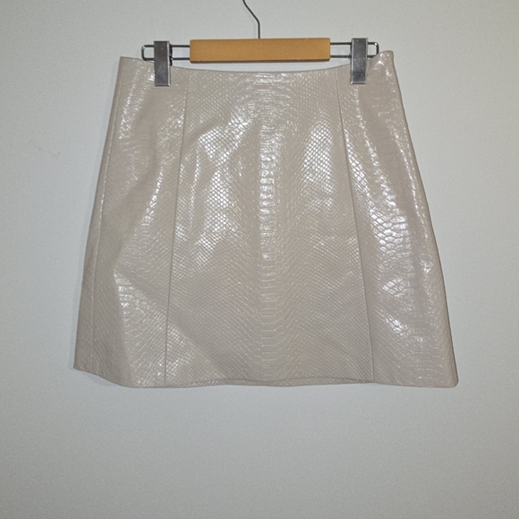 Babaton Faux Leather Snake Skin Skirt in cream color Beige. - Picture 3 of 3